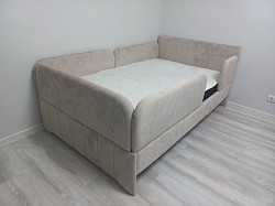 Детская кровать с бортами